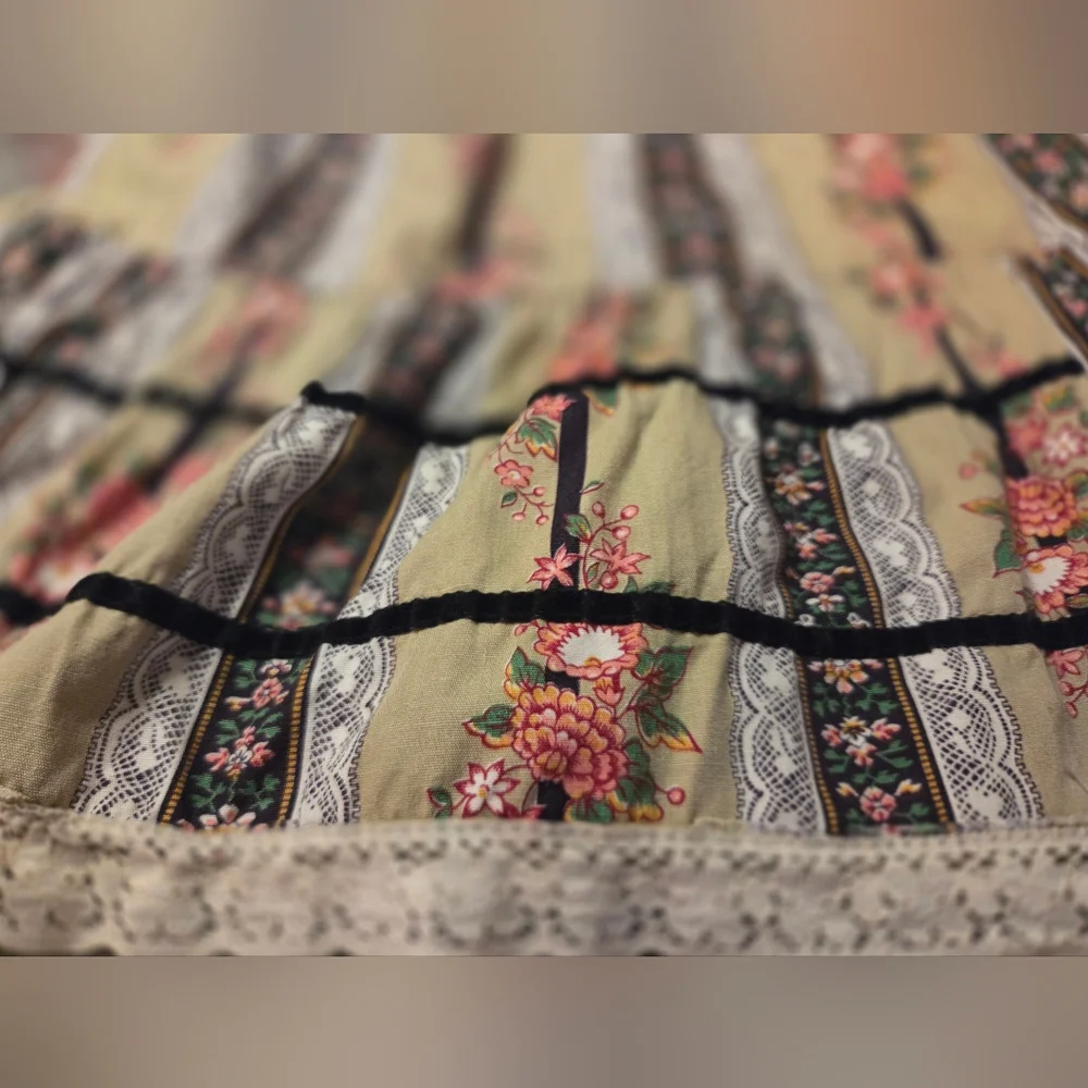 Vintage 70s Handmade Floral Kids Dress w/Velvet Front & Crocheted Applique - Picture 3 of 9